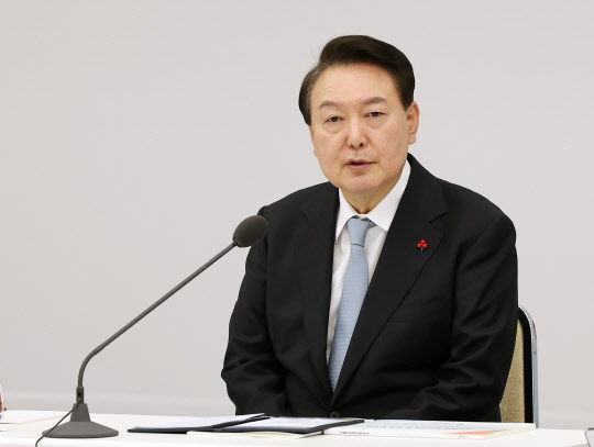 윤석열 대통령이 지난 21일 서울 용산 대통령실 청사에서 열린 국민통합 추진성과 및 전략 보고회에서 발언하고 있다. 연합뉴스